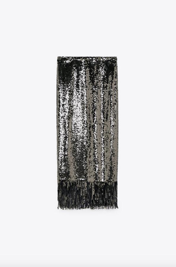 Diseño midi de tiro alto para esta falda plateada de lentejuelas con bajo acabado con flecos, y forro interior. Disponible entre las tallas XS y XL, cuesta 49,95 euros.