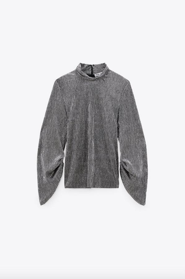 Este top de cuello subido y manga larga acabada asimétrica con frunces viene con cierre en espalda con cremallera oculta y cuesta 29,95 euros. Está disponible entre las tallas XS y XL.