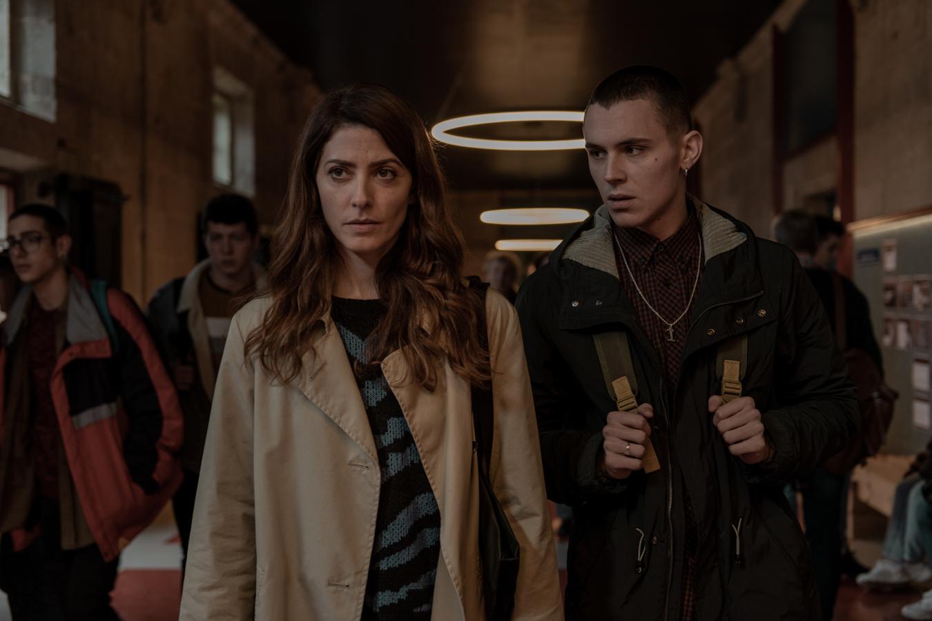 El desorden que dejas. Miniserie. Netflix. 11 de diciembre.Carlos Montero (‘Física y Química, ‘Élite’) lleva a la pequeña pantalla la novela con la que ganó el premio Primavera de Novela en 2016 y que transcurre en un pueblo de Galicia, a donde llega una joven profesora para hacer una sustitución. En el reparto principal nos encontramos a Inma Cuesta, Bárbara Lennie, Tamar Novas, Arón Piper y Roberto Enríquez.