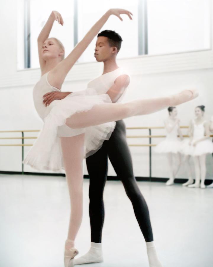 En Puntas. Miniserie. Disney+. 18 de diciembre.Compuesta por seis episodios, esta serie documental producida por Ron Howard se adentra en una temporada de la Escuela del American Ballet, una institución de prestigio mundial con sede en Nueva York donde alumnos entre 8 y 18 años sueñan con convertirse en bailarines de ballet.