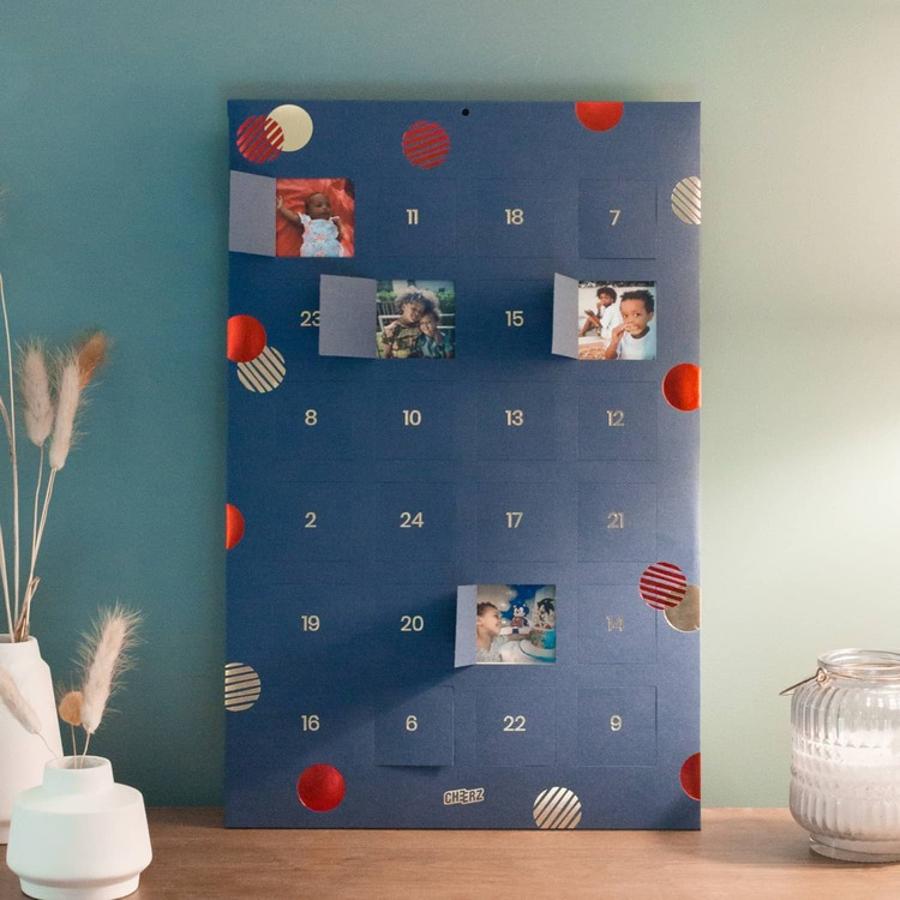 En Cheerz nos proponen una idea preciosa y original para nuestro calendario de Adviento: que detrás de cada ventana, haya una foto. Al llegar la Navidad, habremos completado un mural personalizado. Precio: 19.99 euros.