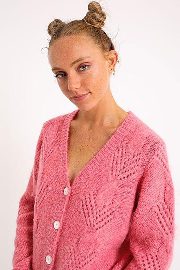 El rosa es perfecto para dar un toque de color a los looks otoñales más básicos.