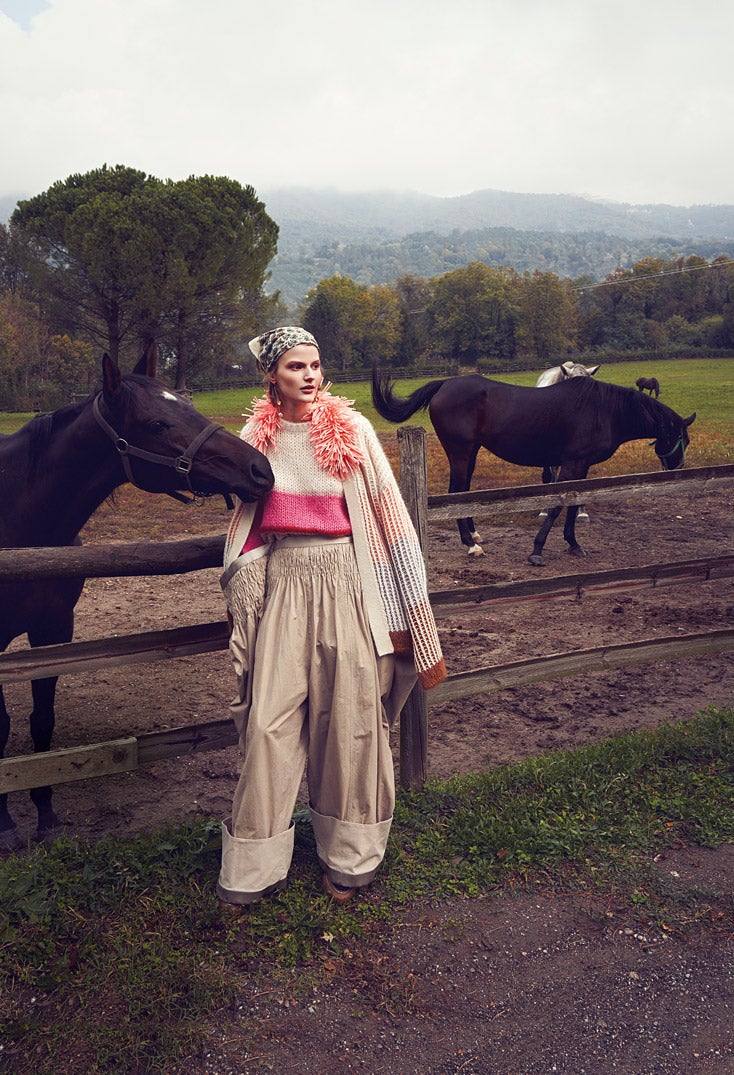Jersey y pantalones, ambos de Loewe; rebeca con cuello de flecos, de Vicolo; pañuelo de Gucci, pendientes de Alighieri y botas de Stella McCartney.