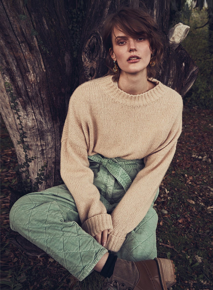 Jersey de Pennyblack, pantalón de Philosophy di Lorenzo Serafini, pendientes de Aurélie Bidermann y botas de Miu Miu.