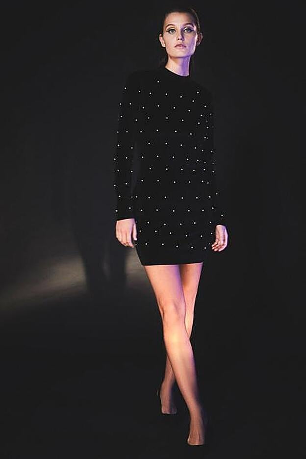 El vestido de terciopelo y perlas de Lefties nos recuerda mucho al de María escoté que lució Blanca Suárez hace unos años y que tanto nos gustó.