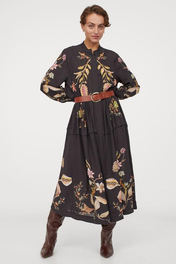 Con estampado de flores en tonos verdes y rosas sobre fondo negro. Este vestido camisero largo en tejido vaporoso de viscosa es de H&M y viene con cuello mao, costura elástica oculta en la cintura y mangas con puños abotonados. Cuesta 59,99 euros y solo queda en las tallas XS y S.