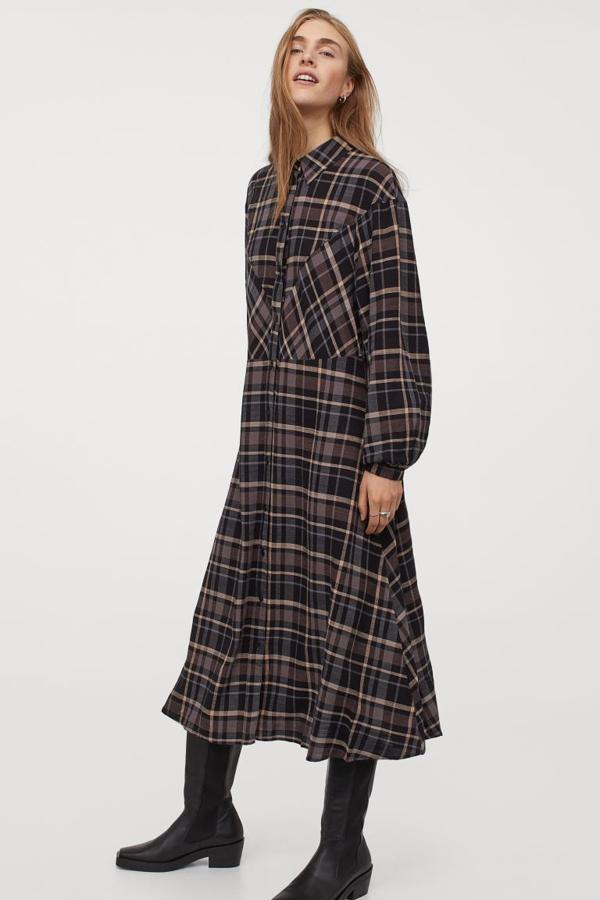 En tonos azules, marrones y beige, este vestido camisero de H&M con estampado de cuadros tiene diseño largo y está confeccionado en mezcla de algodón con lino en la trama y canesú de pico delante y detrás. Cuesta 49,99 euros y solo queda en la talla XL.