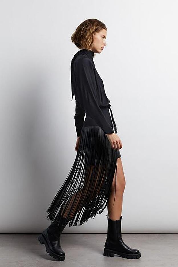 Falda de flecos confeccionada en polipiel de Sfera.
