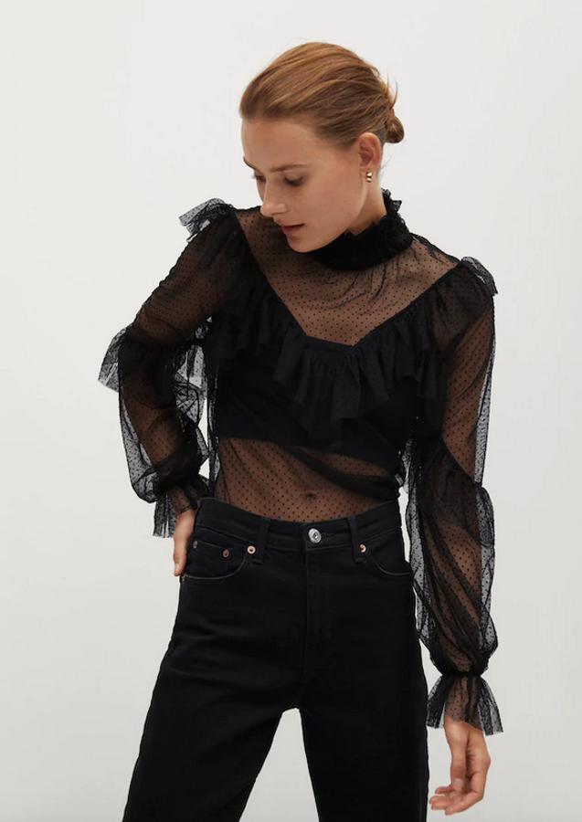 Con diseño de volantes a lo largo de toda la prenda, esta camiseta en tejido semitransparente de Mango viene con mangas largas abullonadas y puños elásticos. Tiene un precio de 25,99 euros y está disponible entre las tallas XS y XL.