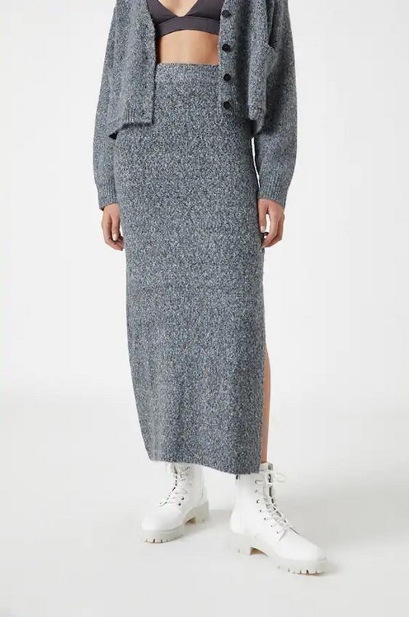 De venta exclusiva en la web de Pull&Bear, esta falda en punto torzal de color gris con abertura en el bajo, largo hasta el tobillo y cintura elástica ha pasado de 25,99 euros a 20,79 euros y está disponible en las tallas S, M y L.