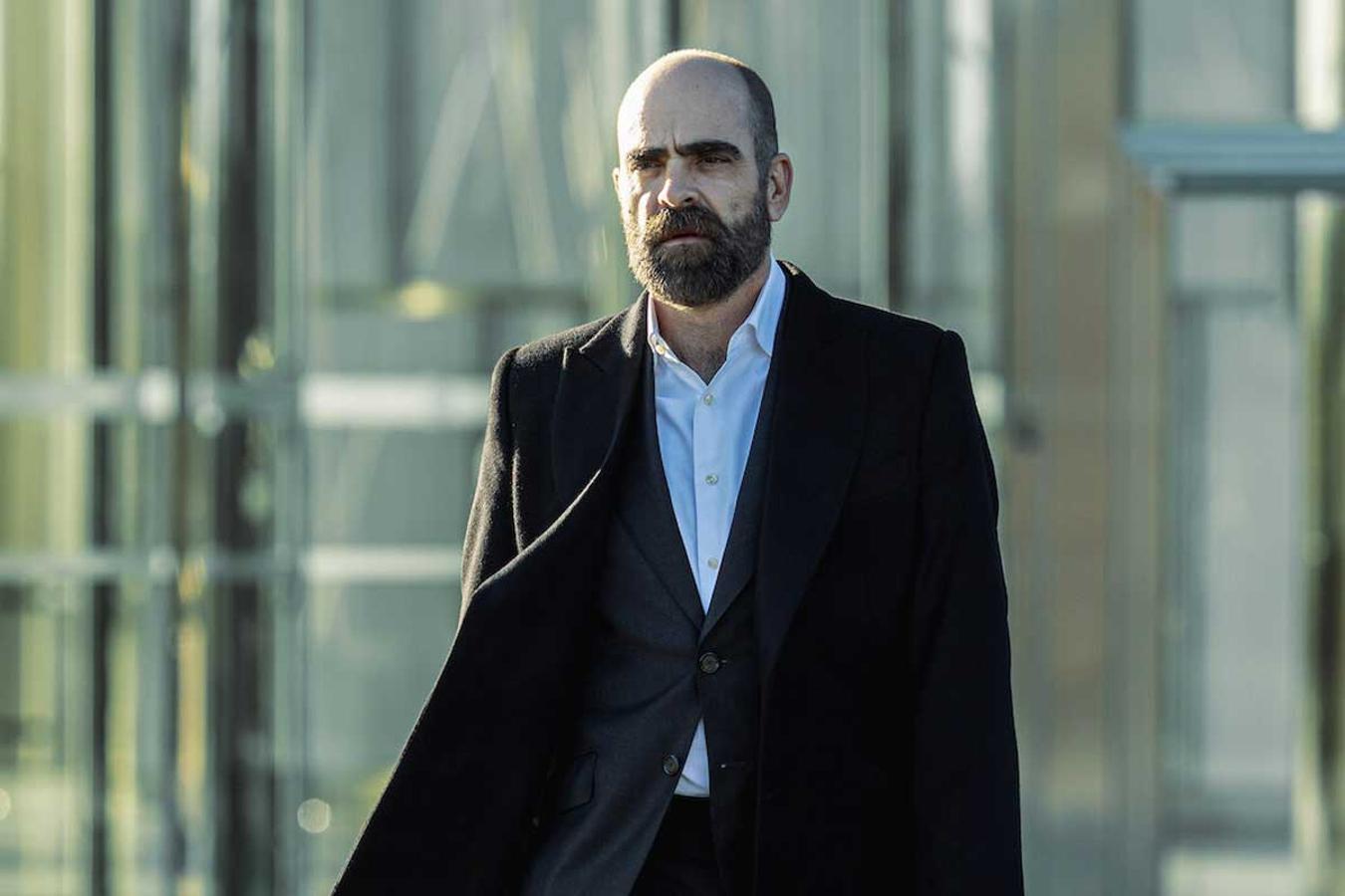 Los Favoritos de Midas. 6 episodios. Netflix.La última serie española de Netflix tiene a Luis Tosar como protagonista, encarnando a un poderoso hombre de negocios del mundo de los medios de comunicación que verá como su idílica se tambalea cuando recibe una carta. En ella le invitan a pagar una gran suma de dinero si no quiere que muera una persona al azar, un chantaje que se renovará cada semana, al igual que su resultado. Ambientada en un Madrid distópico envuelto en luchas sociales, esta creación de Mateo Gil plantea numerosos dilemas en torno al dinero, la vida y la familia.