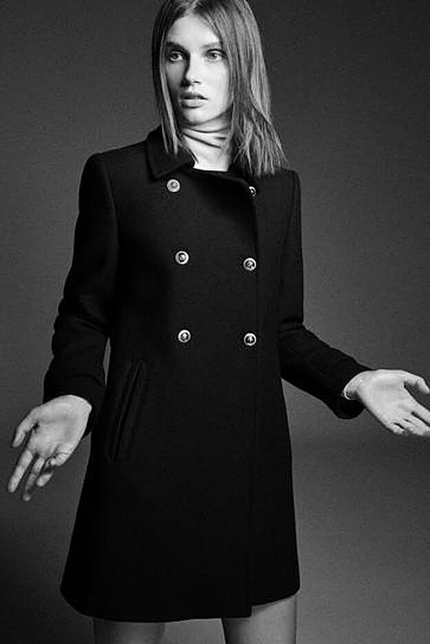 Abrigo negro de Zara con botones joya (69.95 euros).