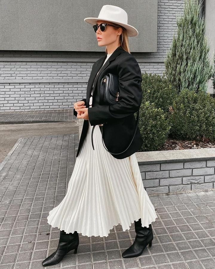 La falda midi plisada es una de aas prendas más sofisticadas de la temporada y debes saber que combinada con una blazer queda de maravilla.