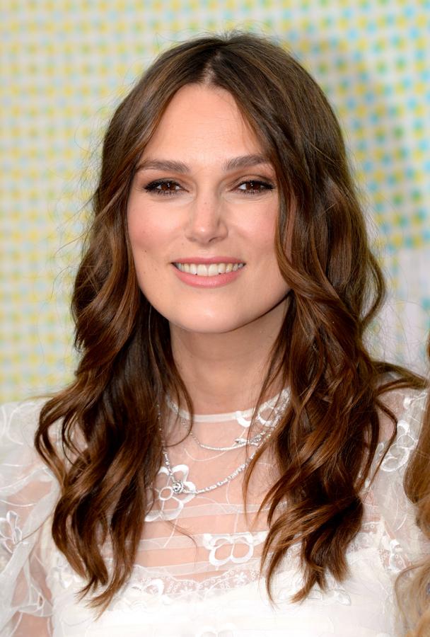 Los marrones y castaños oscuros se combinan con opciones que le dan un toque picante y las hacen divertidas. "Las melenas ganan una nueva dimensión cuando les aplicamos unos sutiles matices cobrizos, sobre todo para aquellas a las que no les gusta recurrir al rubio o que quieren una imagen diferente, mucho más creativa. Los rojos en toda su gama, cobrizos, burdeos, fresas, frambuesas… van a estar muy fuertes en el próximo año, combinándose con todo tipo de tonos, pero realzando los marrones", afirma Felicitas Ordásde Felicitas Hair.