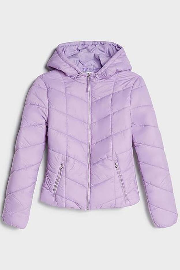 El plumífero lila más económico de la selección va entallado y es de Bershka.