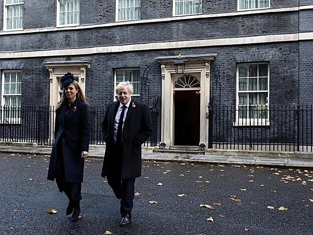 Carrie Symonds y Boris Johnson, frente a su domicilio en el 10 de Downing Street.