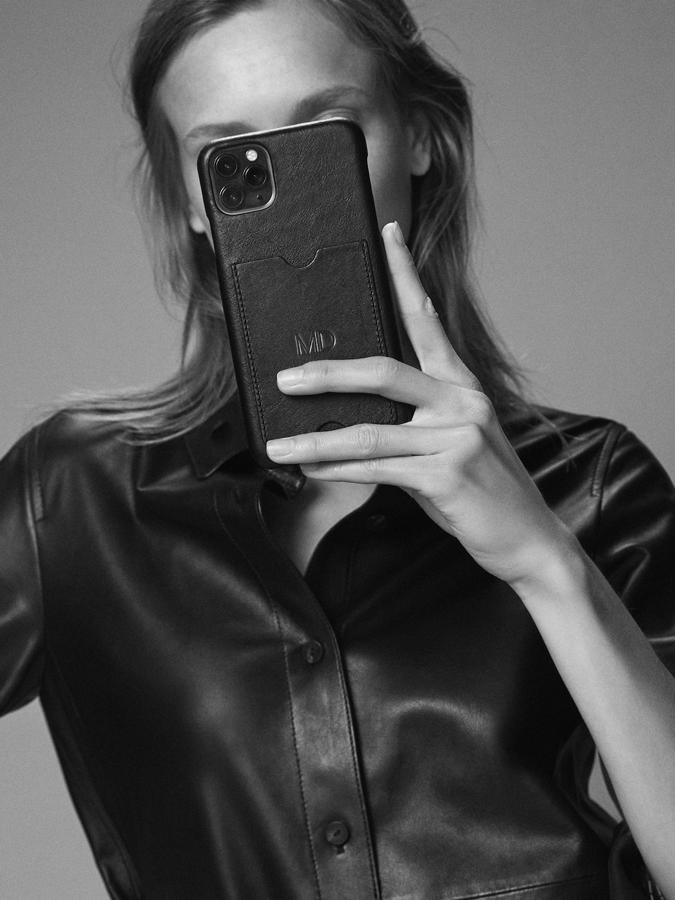 En Massimo Dutti hemos encontrado fundas para diversos modelos de Iphone en cuatro colores diferentes: negro, caqui, beige y cuero. Con tarjetero incorporado y personalizable, cuesta 29,95 euros.