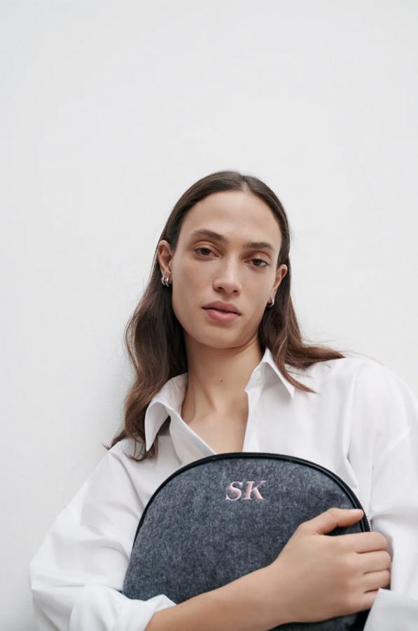 Este neceser en color gris con cuerpo de fieltro, bolsillo interior con cierre de cremallera y tirador ajustable tiene cierre mediante cremallera y podemos comprarlo por 9,95 euros. Por uno más se puede personalizar.