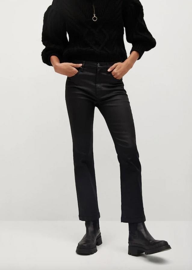 Acabado encerado para estos pantalones vaqueros de Mango con diseño bootcut, tiro alto y cinco bolsillos, confeccionados en tejido con algodón. Podemos encontrarlo entre las tallas 32 y 44 por 29,99 euros.