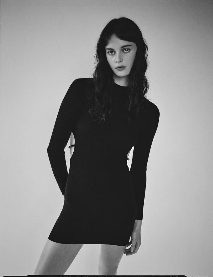 Vestido de manga larga y cuello vuelto con cadenas en el lateral, de la colección 2Tailored de Bershka (22,99 €).