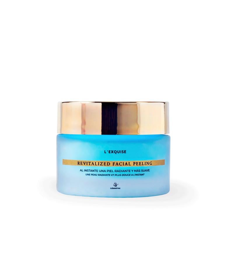 Esta crema exfoliante contiene microgránulos exfoliantes para eliminar los residuos, las células muertas y la suciedad de la superficie cutánea. Se aplica con un suave masaje circular, se deja actuar unos minutos y se retira con agua tibia. Revitalized Facial Peeling 'Exquisite de Clementyne (22 €).