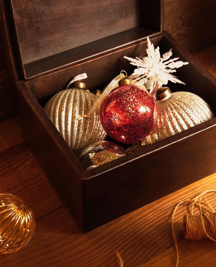Estas elegantes bolas de Navidad con acabados metalizados cuestan 3.99 euros en Zara Home.