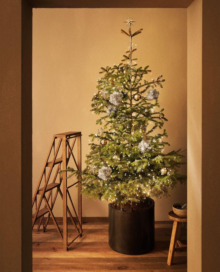 Da un toque brillante a tu árbol de Navidad con estos adornos en forma de coral en color plateado. Cuestan 4.99 euros en Zara Home.