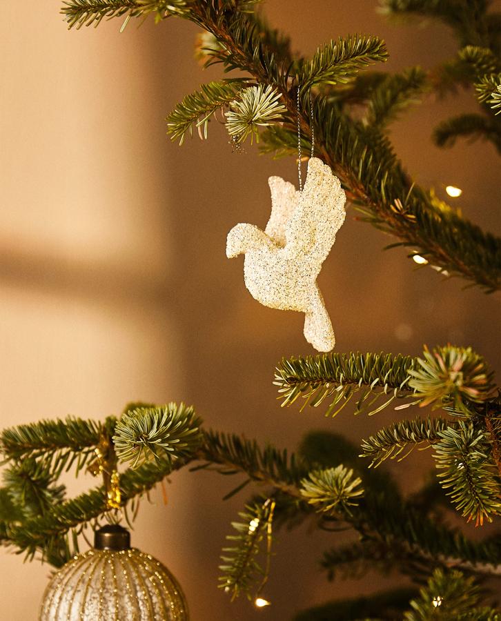 Una paloma de paz, un detalle muy bonito y elegante para tu árbol de Navidad. Esta de Zara Home cuesta 7.99 euros.