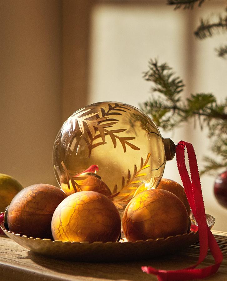 Estas bolas de borosilicato con detalles vegetales cuestan 9.99 euros en Zara Home.