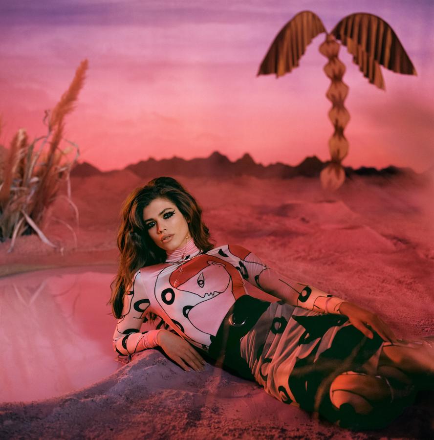 Vestido de cuello vuelto estampado y manga larga, de la colección Planeta Evasión de Miranda Makaroff para Desigual.