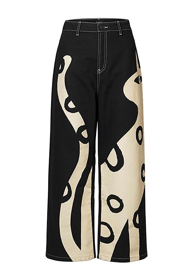 Vaqueros anchos estampados, de la colección Planeta Evasión de Miranda Makaroff para Desigual.