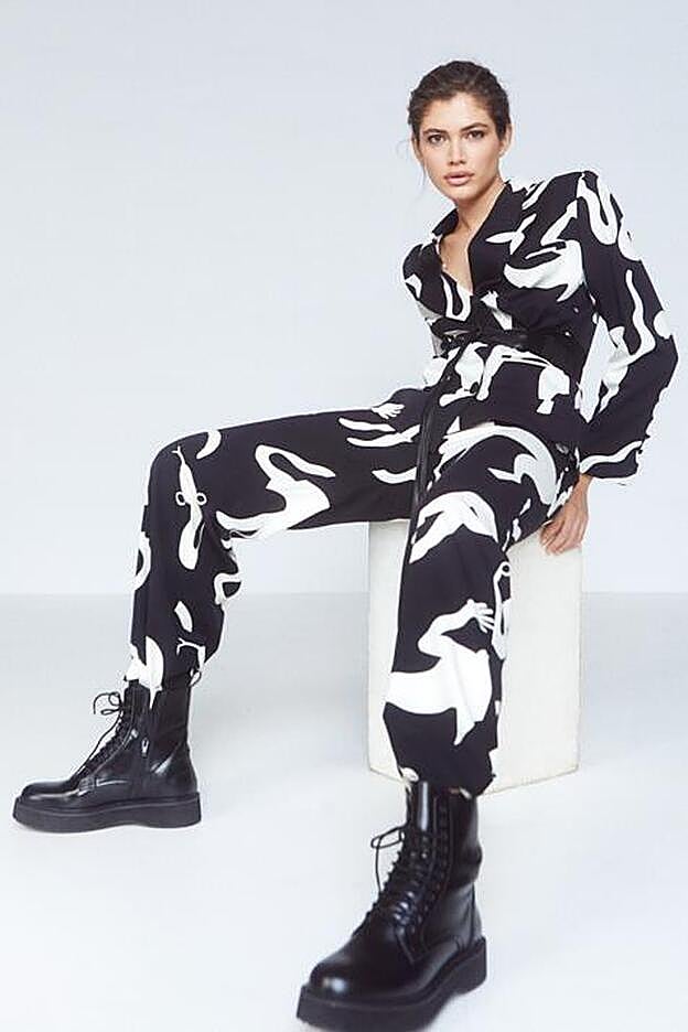 Traje de chaqueta y pantalón y cinturón, todo de Desigual. Las botas son de Mango.