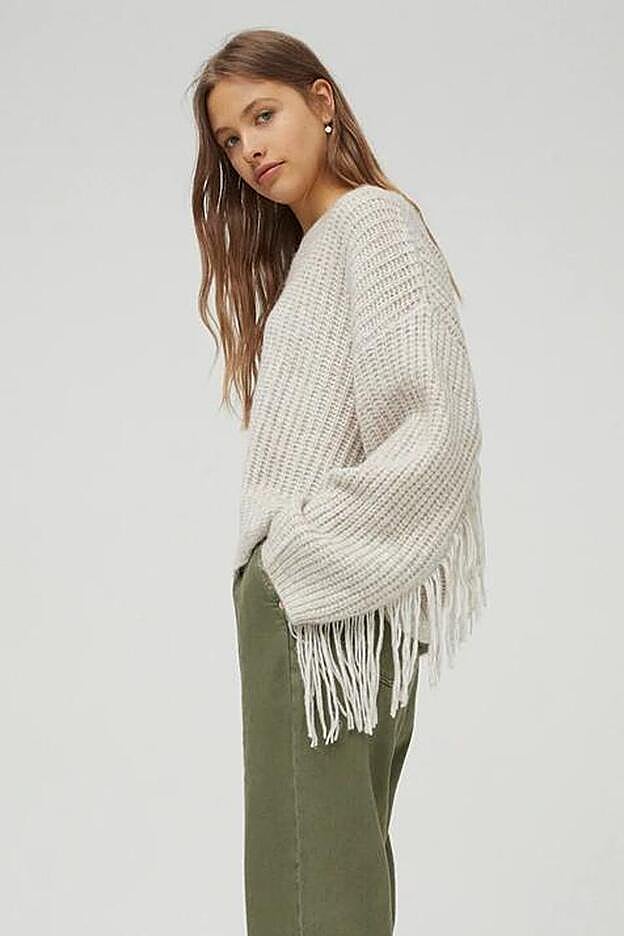 Una fila de flecos recorre la espalda y las mangas de este jersey que promete dar mucho juego.