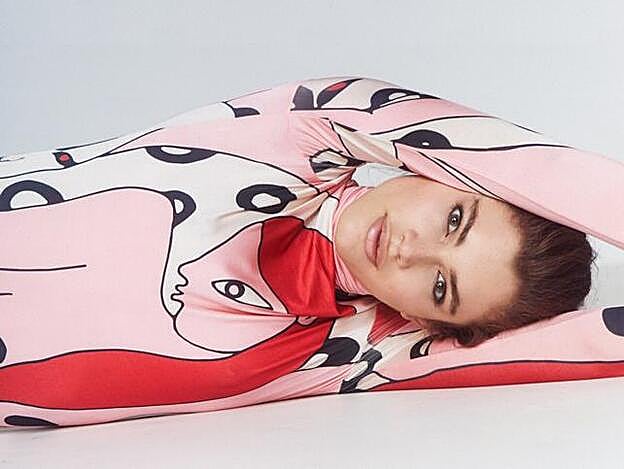 Top estampado de cuello alto, de Desigual.