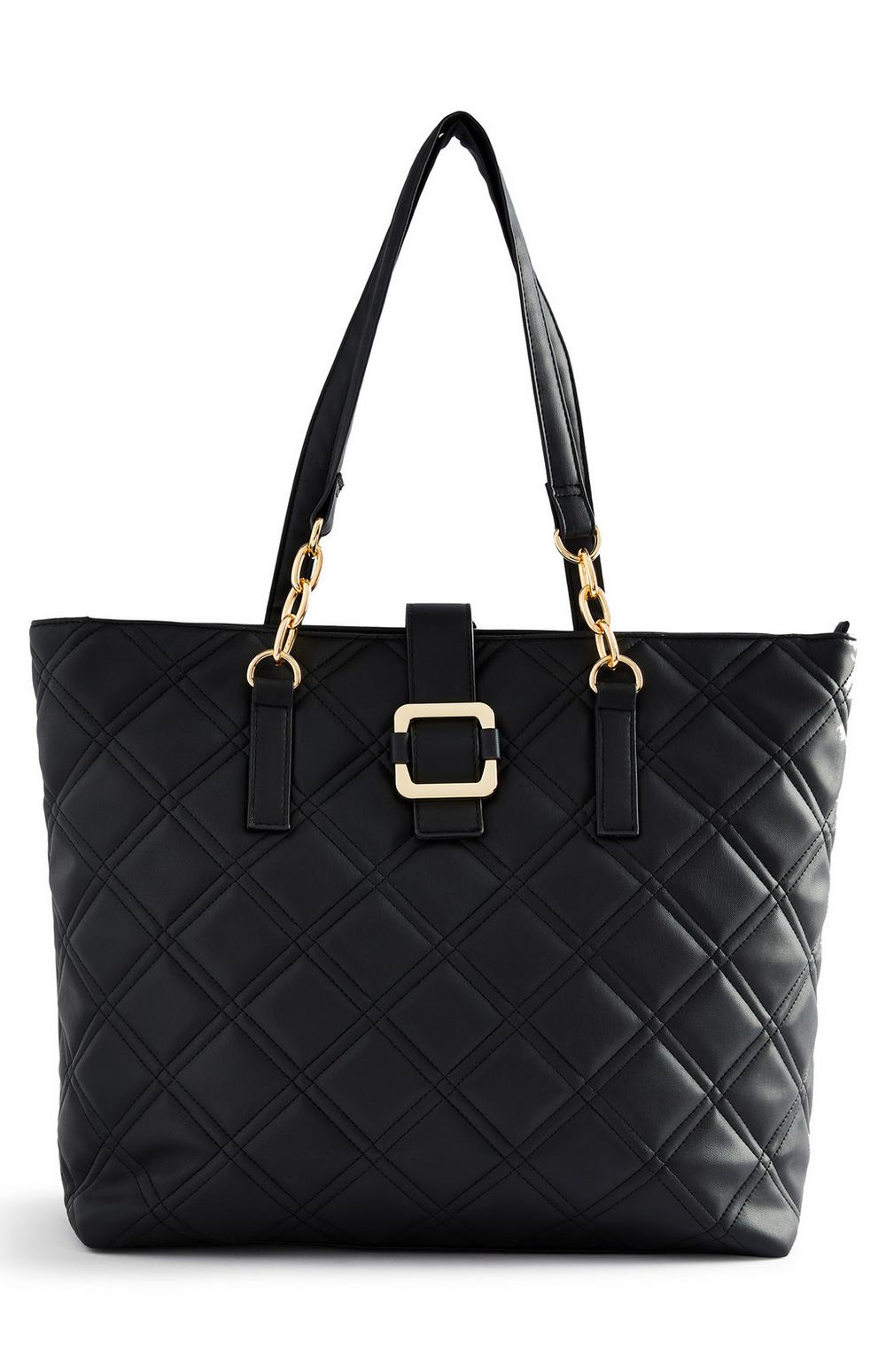 Bolso shopper acolchado en color negro, un básico que combina a la perfección con todo. (12 euros).