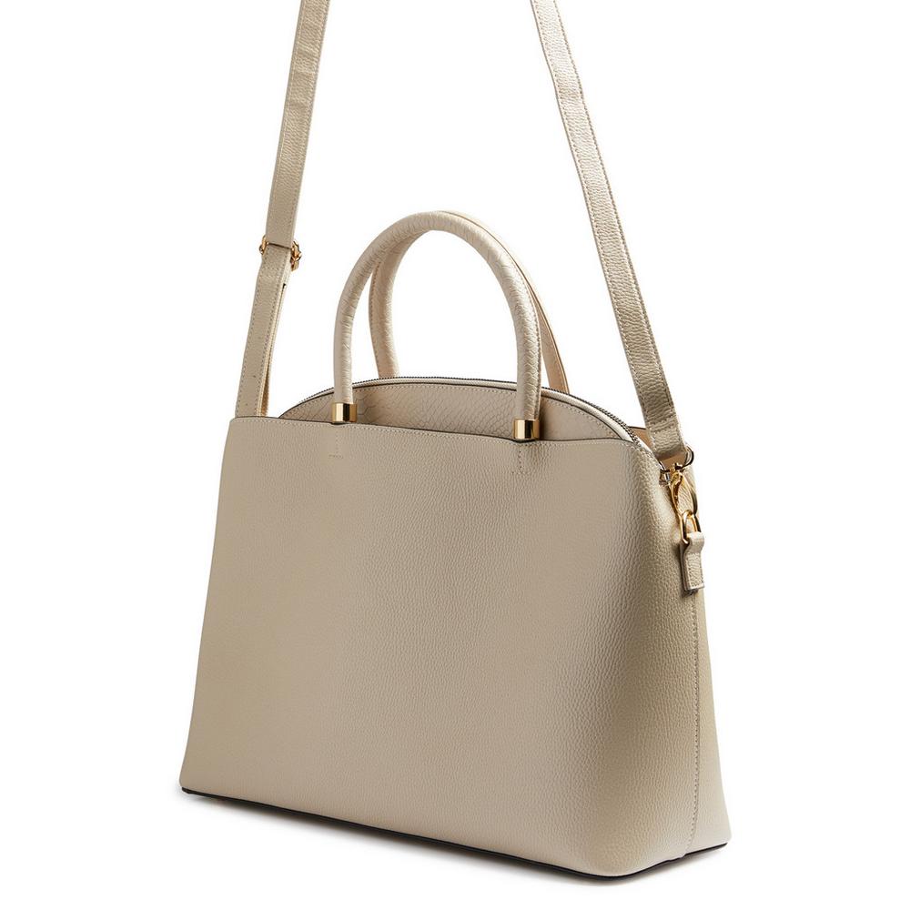 Para looks sofisticados y elegantes: bolso tote en color crema con dos asas y compartimento central con cierre de cremallera de la nueva colección de Primark. (14 euros).