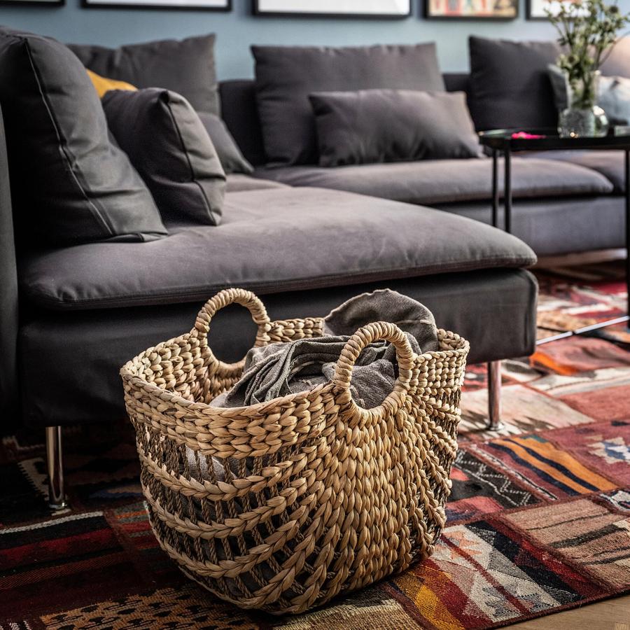 Esta cesta grande con asas ha sido trenzada a mano y tiene unas medias de 33x46x37 centímetros. En color natural, tiene un precio de 18 euros.