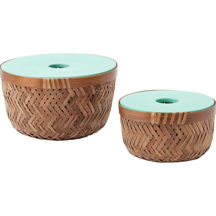 Este juego de dos cestas de bambú con tapa en color turquesa tiene un precio de 13 euros.
