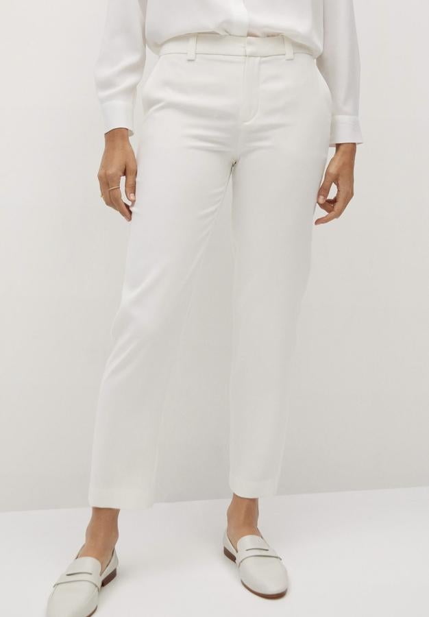 Confeccionado con parte de material reciclado, este pantalón de traje con diseño crop y trabillas cuenta con dos bolsillos laterales y dos traseros de ribete y tiene un precio de 39,99 euros. Es de Mango.