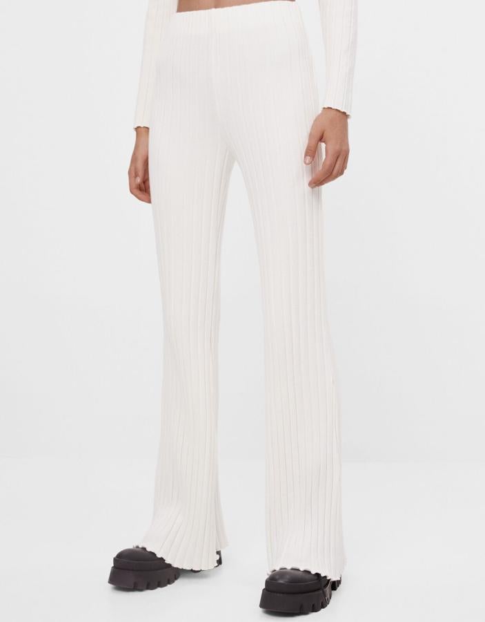 De tiro alto y cintura elástica, este pantalón flare de color blanco con parte acampanada a partir de la rodilla es de Bershka y tiene un precio de 19,99 euros.