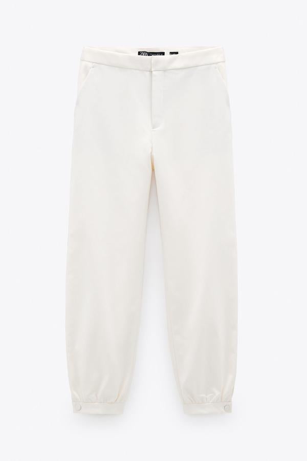 Este pantalón slouchy de color blanco y tiro alto cuenta con bajo con abertura y botón a presión y forma parte de la edición limitada de Zara. Con bolsillos delanteros y cierre frontal con cremallera y gancho metálico, tiene un precio de 39,95 euros.