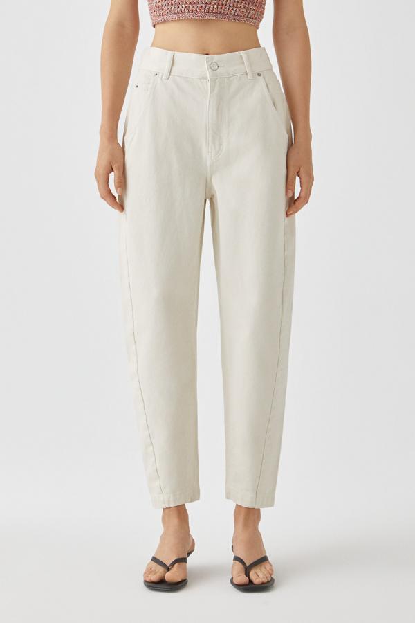 Con detalle de costura lateral, estos jeans slouchy en color blanco cuentan con cintura con trabillas y cierre de botón y cremallera. Son de Pull & Bear y tienen un precio de 22,99 euros.