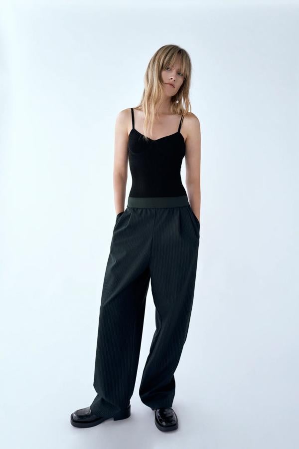 Los pantalones de traje se reinventan para ser aún más cómodos con modelos como este, de silueta palazzo y cintura elástica, que cuestan 12.99 euros en los Special Prices de Zara.