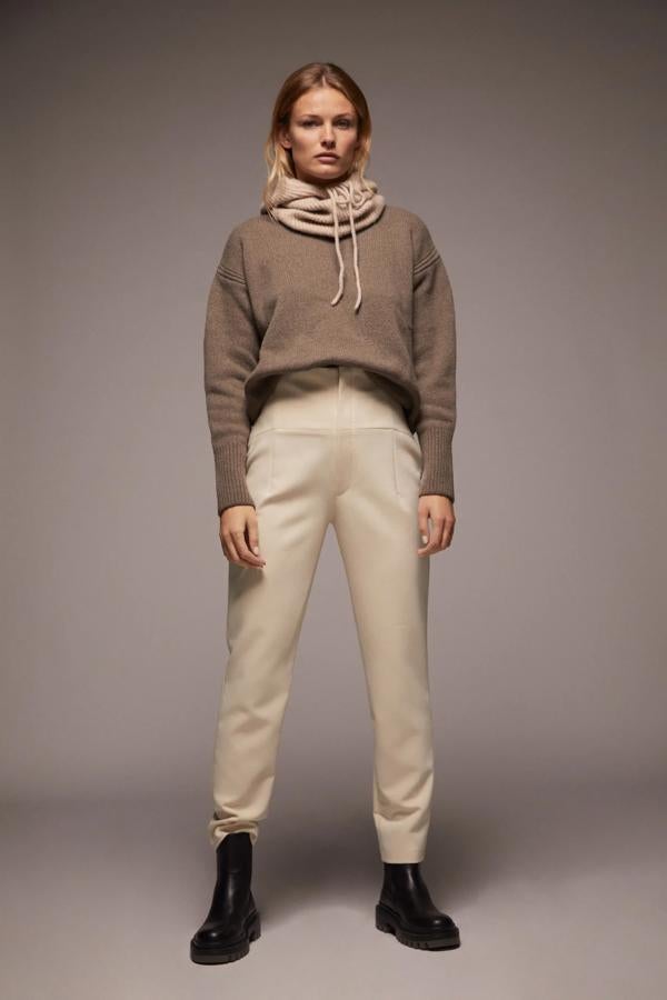 Otro modelo cómodo de los Special Prices de Zara son estos 'cigarrette pants' beige, que cuestan 15.99 euros.