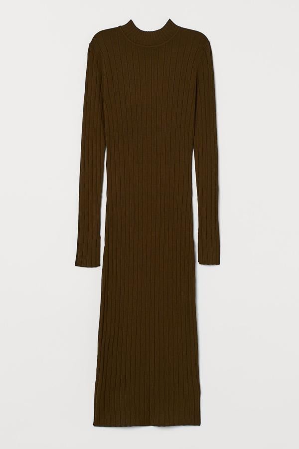 En color verde caqui, este vestido entallado de manga larga en punto fino cuenta con cuello perkins y tiene un precio de 24,99 euros.