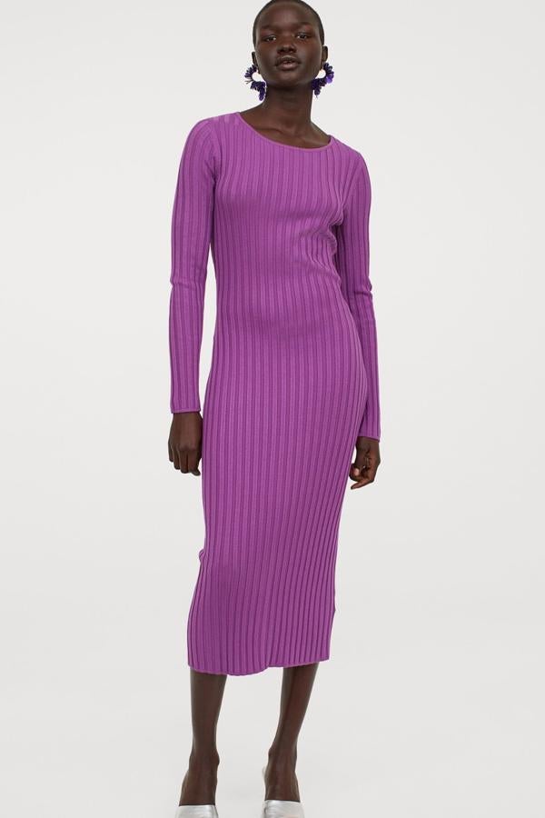 Este vestido midi en punto de canalé de color lila cuenta con escote barco y abertura en la espalda. Tiene un precio de 34,99 euros.
