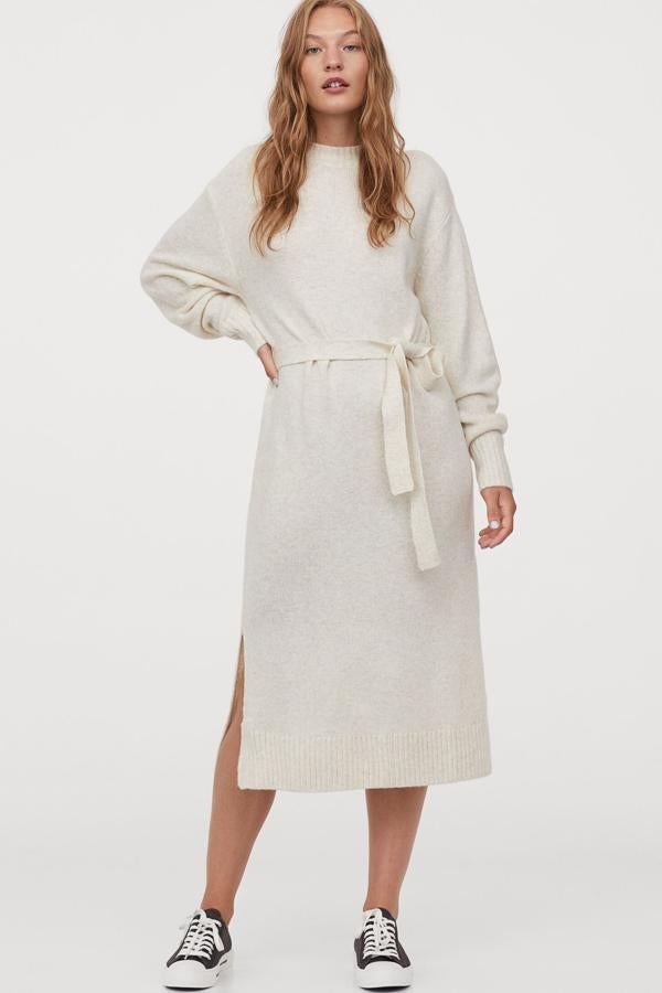 En color beige claro, aunque también disponible en negro, este vestido midi de punto con cinturón extraíble y aberturas laterales tiene un precio de 34,99 euros.