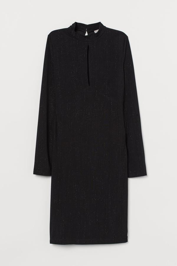 Este vestido en punto elástico brillante de color negro y cuello elevado corto cuenta con abertura en el escote y en la espalda. Tiene un precio de 39,99 euros.