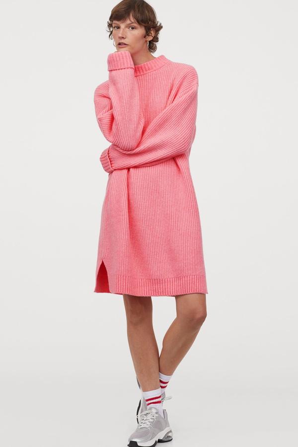 Disponible en varios colores, este vestido corto en punto de canalé suave y aberturas laterales tiene un precio de 34,99 euros.