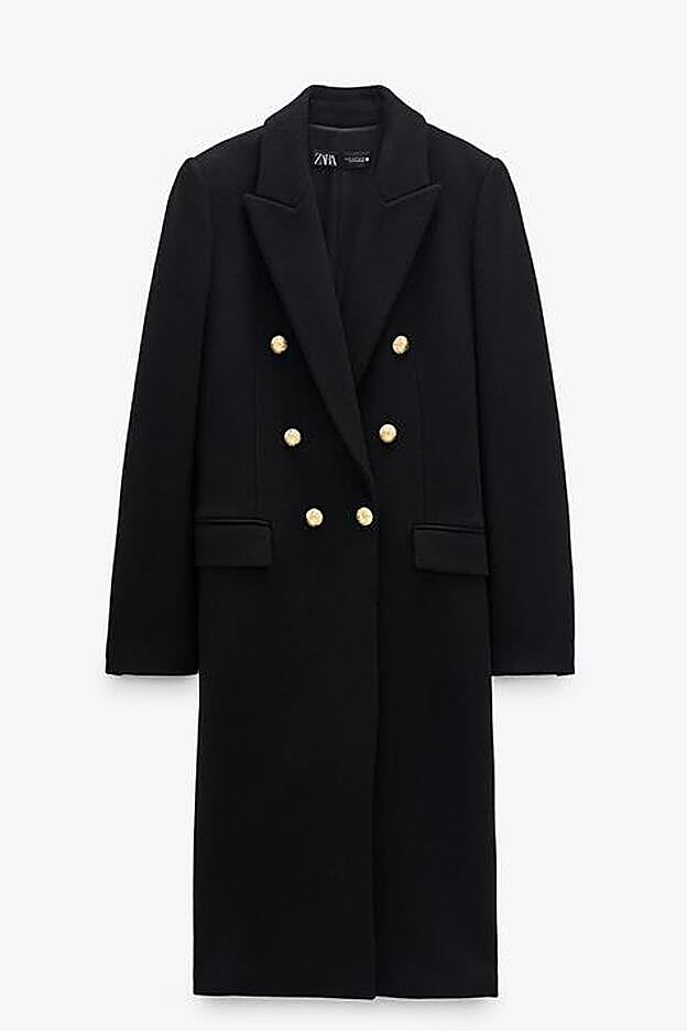 En color negro y con botones metálicos, este es el abrigo de Zara que ha lucido Paula.